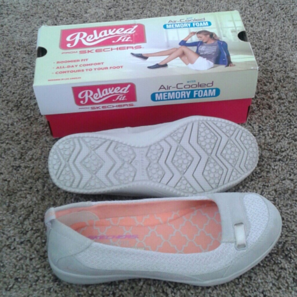 Womems skechers relaxed fit size 7.5